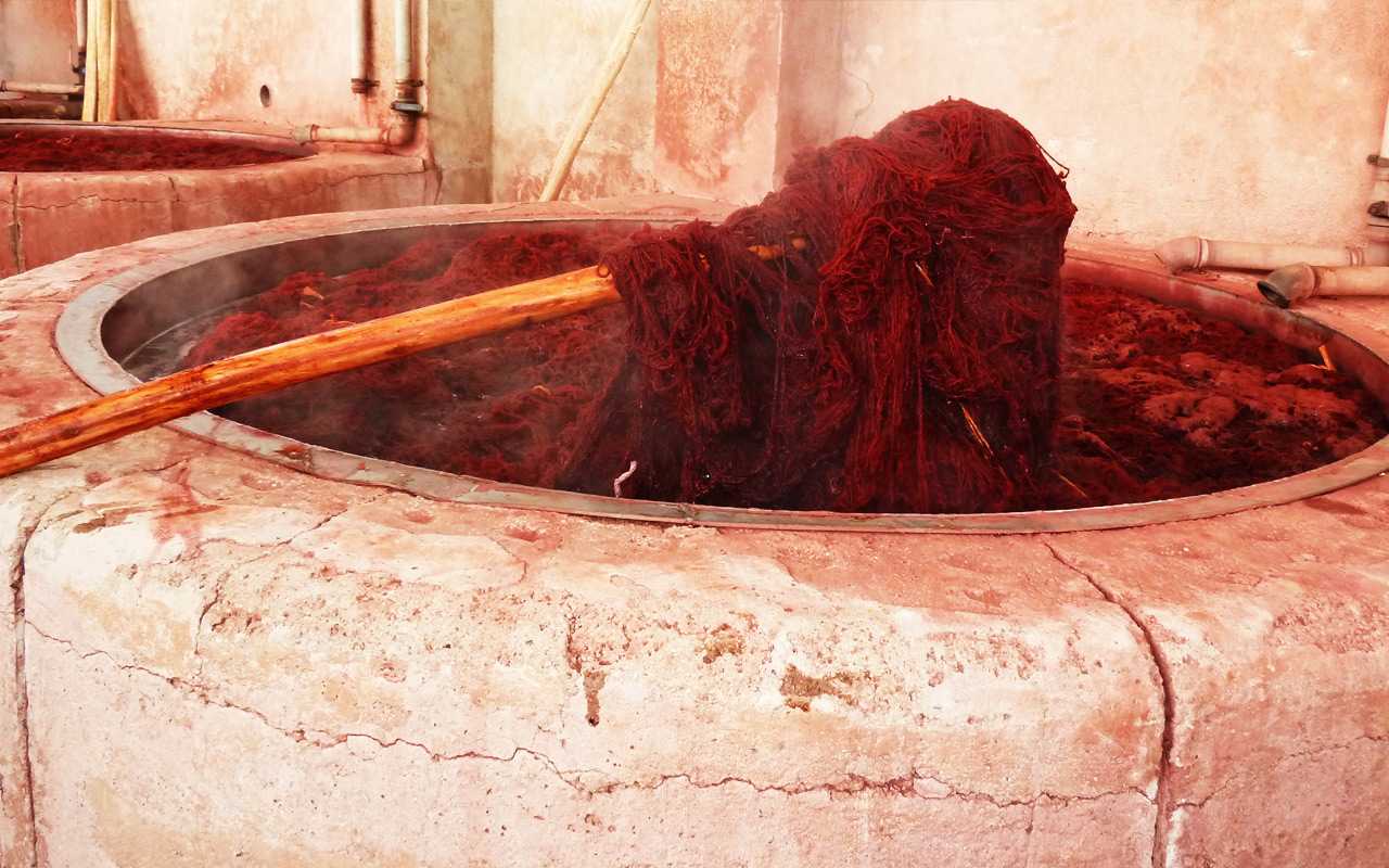 Faerben-der-Wolle-im-Kessel
